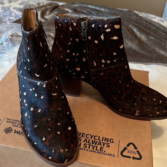 40. Madewell The Rosie Bootie in Rich Brown - Picture 7 of 10
